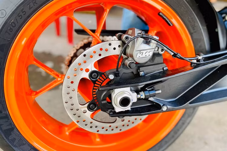 "Trái tim" của KTM 790 Duke 2020 là khối động cơ 2 xy-lanh DOHC, 799cc, sản sinh công suất tối đa 104 mã lực tại 9.000 vòng/phút và 88 Nm mômen xoắn tại 8.000 vòng/phút.