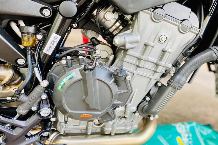 Là một mẫu xe thuộc phân khúc naked-bike, KTM 790 Duke 2020 có thông số chiều dài 1.475 mm, chiều cao yên xe 825 mm, khoảng sáng gầm xe 186 mm cùng trọng lượng khô chỉ 169 kg.