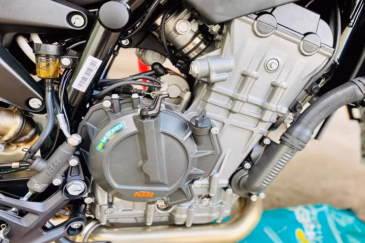 Là một mẫu xe thuộc phân khúc naked-bike, KTM 790 Duke 2020 có thông số chiều dài 1.475 mm, chiều cao yên xe 825 mm, khoảng sáng gầm xe 186 mm cùng trọng lượng khô chỉ 169 kg.