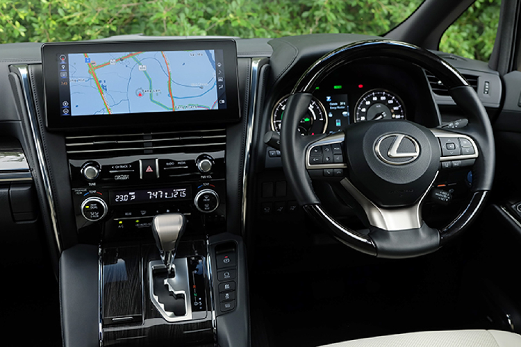 Ngoại thất của Lexus LM mang mang phong cách thiết kế cầu kỳ, sang trọng của thương hiệu Lexus được thể hiện qua nhiều điểm đặc trưng như ụm lưới tản nhiệt tạo hình con suốt “Spindle Grille” và đèn pha full-LED có thiết kế góc cạnh đầy sắc sảo. Đèn pha bi-LED thích ứng - Adaptive HighBeam System (AHS)