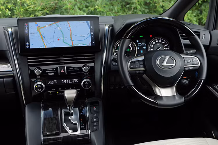 Ngoại thất của Lexus LM mang mang phong cách thiết kế cầu kỳ, sang trọng của thương hiệu Lexus được thể hiện qua nhiều điểm đặc trưng như ụm lưới tản nhiệt tạo hình con suốt “Spindle Grille” và đèn pha full-LED có thiết kế góc cạnh đầy sắc sảo. Đèn pha bi-LED thích ứng - Adaptive HighBeam System (AHS)