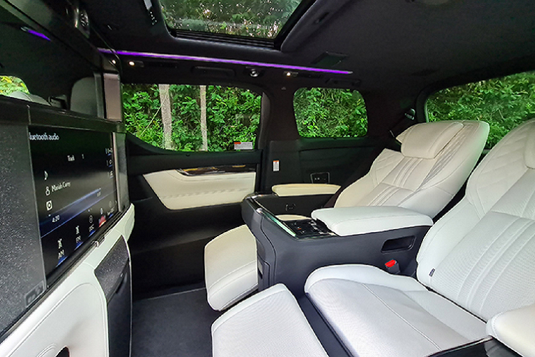 Lexus LM được chào với phiên bản LM300h sử dụng động cơ 4 xy-lanh (I4) dung tích 2.5L (2AR-FXE) cho công suất 152 mã lực tại 5.700 vòng/phút và mô-men xoắn cực đại 206Nm đạt được tại dải vòng tua từ 4.400 - 4.800 vòng/phút.