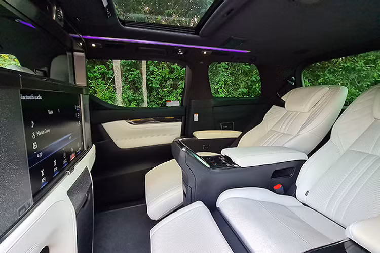 Lexus LM được chào với phiên bản LM300h sử dụng động cơ 4 xy-lanh (I4) dung tích 2.5L (2AR-FXE) cho công suất 152 mã lực tại 5.700 vòng/phút và mô-men xoắn cực đại 206Nm đạt được tại dải vòng tua từ 4.400 - 4.800 vòng/phút.