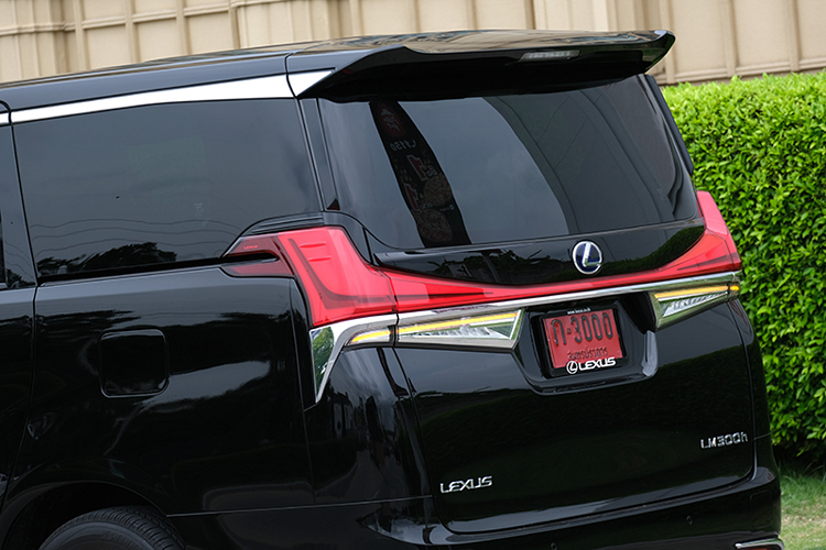 Tham khảo mức phân phối chính hãng tại Thái Lan, giá xe Lexus LM300h hiện đang có giá khoảng 5,5 triệu Bath (tương đương với 3,9 tỷ đồng). Làm so sánh mức giá này còn rẻ hơn giá bán 4,038 tỷ đồng của Toyota Alphard tại Việt Nam.