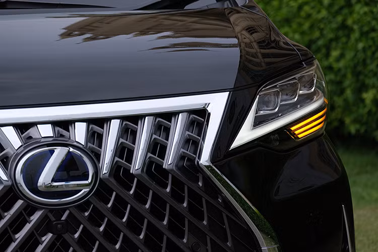 Ở dòng LM, Lexus cung cấp 2 phiên bản cấu hình chỗ ngồi khác nhau bao gồm: Bản Executive Lounge với 7 chỗ ngồi với tổng cộng 3 hàng ghế; và phiên bản Royal Lounge với 4 chỗ ngồi như chiếc LM300h trong bài viết.