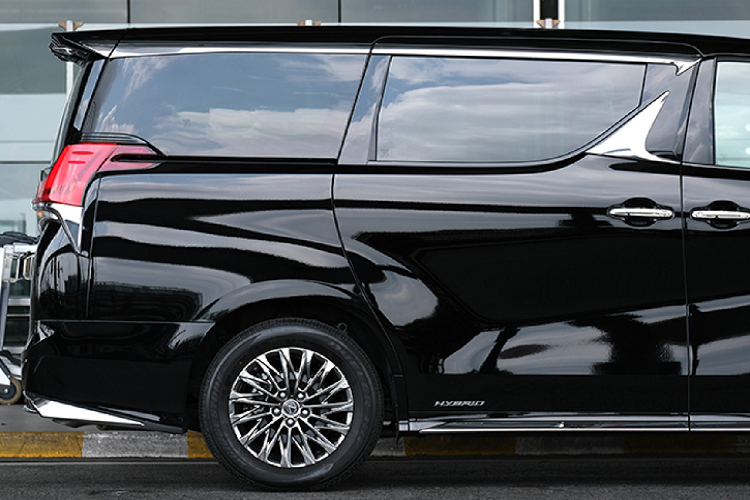 Như đặc trưng các dòng xe của Lexus, nội thất của cũng LM300h được thiết kế để cung cấp tiện nghi sang trọng nhất. Trên dòng LM, mặc dù những tinh hoa đều mọi thứ đều tập trung cho khoang ông chủ, tuy nhiên khoang lái cũng mang nhiều tiện nghi không kém. Lexus đã sử dụng nhiều vật liệu cao cấp cho LM300h với ghế ngồi được bọc da Semi-Aniline, nội thất nhiều chi tiết như vô lăng được ốp gỗ Shimamoku cao cấp.