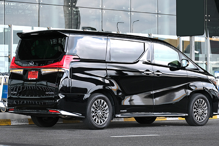 Hiện tại, Lexus Việt Nam vẫn chưa phân phối chính thức dòng LM này đến các khách hàng trong nước.