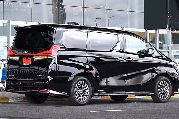 Hiện tại, Lexus Việt Nam vẫn chưa phân phối chính thức dòng LM này đến các khách hàng trong nước.