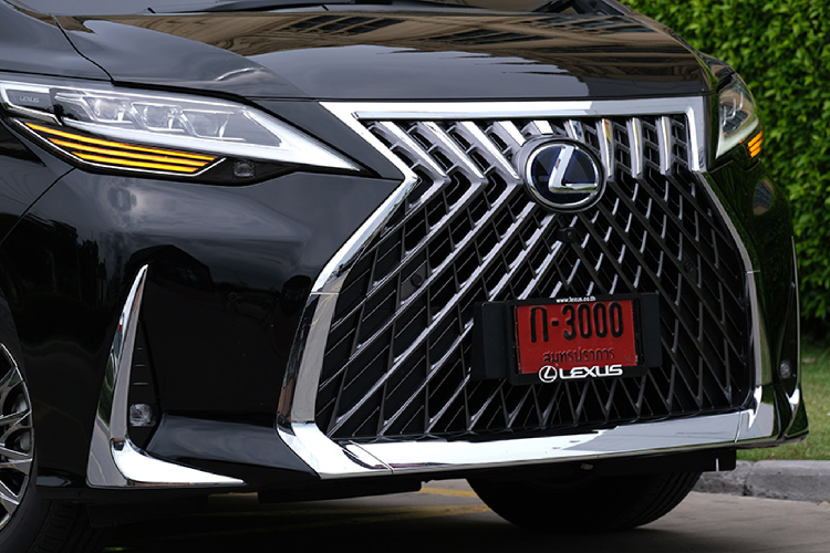 Chiếc Lexus LM300h 2020 mới này thuộc phiên bản Royal Lounge với 4 chỗ ngồi. Chỉ có phiên bản này mới được trang bị vách ngăn riêng tư ngăn cách giữa khoang lái và khoang ông chủ. Khoang ông chủ cũng chính là vị trí hàng hàng đầu và quan trọng trên LM với nhiều tiện nghi hàng đầu. Hàng ghế ông chủ có thể chỉnh điện 10 hướng, hỗ trợ đệm gác chân, massage, thông gió, sưởi ấm. Trang bị đèn LED trang trí nội thất, cửa sổ trời đóng mở bằng điện, điều hoà độc lập, rèm che nắng.