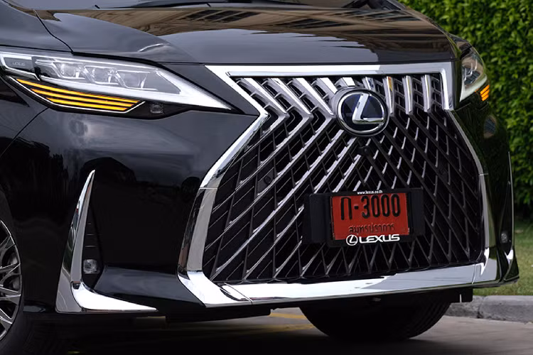 Chiếc Lexus LM300h 2020 mới này thuộc phiên bản Royal Lounge với 4 chỗ ngồi. Chỉ có phiên bản này mới được trang bị vách ngăn riêng tư ngăn cách giữa khoang lái và khoang ông chủ. Khoang ông chủ cũng chính là vị trí hàng hàng đầu và quan trọng trên LM với nhiều tiện nghi hàng đầu. Hàng ghế ông chủ có thể chỉnh điện 10 hướng, hỗ trợ đệm gác chân, massage, thông gió, sưởi ấm. Trang bị đèn LED trang trí nội thất, cửa sổ trời đóng mở bằng điện, điều hoà độc lập, rèm che nắng.