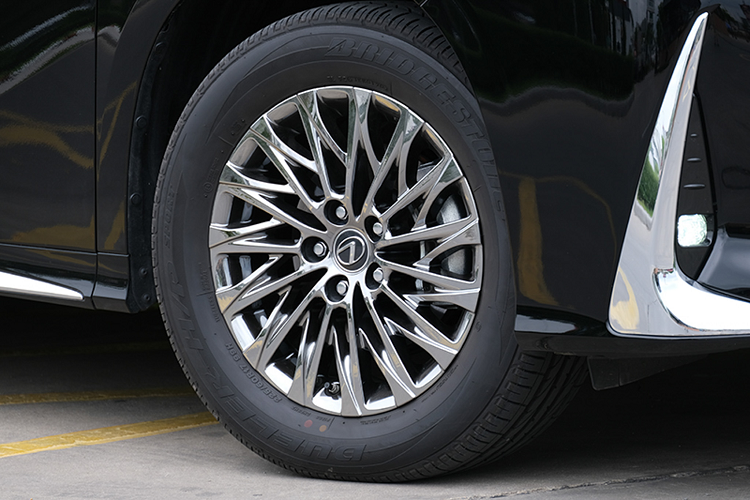 Được biết, hiện Lexus LM 2020 đã được đưa về Việt Nam theo diện nhập khẩu tư nhân, tuy nhiên mức giá của Lexus LM thuộc phiên bản LM300h mang cấu hình 7 chỗ ngồi nhập tư có giá khoảng 8 – 11 tỷ đồng, gấp đôi giá trị của một chiếc Toyota Alphard.