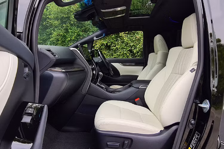 Mặt ca-lăng, cản trước ốp sườn và ốp cản sau khác biệt hoàn toàn với Alphard. Ngoài ra, khi nhìn ngang Lexus LM nổi bật với chi tiết thanh nẹp crôm tạo hình chữ “Z” tại vị trí cột B kéo dài ra tận cánh gió phía sau. Bên cạnh đó, cụm đèn hậu LED cũng được thiết kế to bảng nối liền nhau được tích hợp thêm một thanh mạ crôm tinh tế bên dưới. Kích thước (DxRxC) lần lượt: 5.040 x 1.850 x 1.945mm và chiều dài cơ sở 3.000mm, tương đương Toyota Alphard