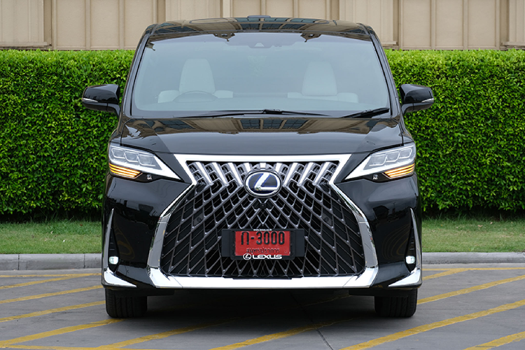 Thái Lan là quốc gia đầu tiên trong khu vực Đông Nam Á mà Lexus phân phối dòng minivan hạng sang LM. Có thể dễ hiểu, xe minivan rất được ưa chuộng tại đây, chính vì thế dòng xe MPV Lexus LM nhanh chóng được phân phối chính hãng tại Thái. Hãy cùng xem hình ảnh chi tiết nội ngoại thất của Lexus LM phiên bản 300h có giá 5,5 triệu Bath (tương đương với 3,9 tỷ đồng).