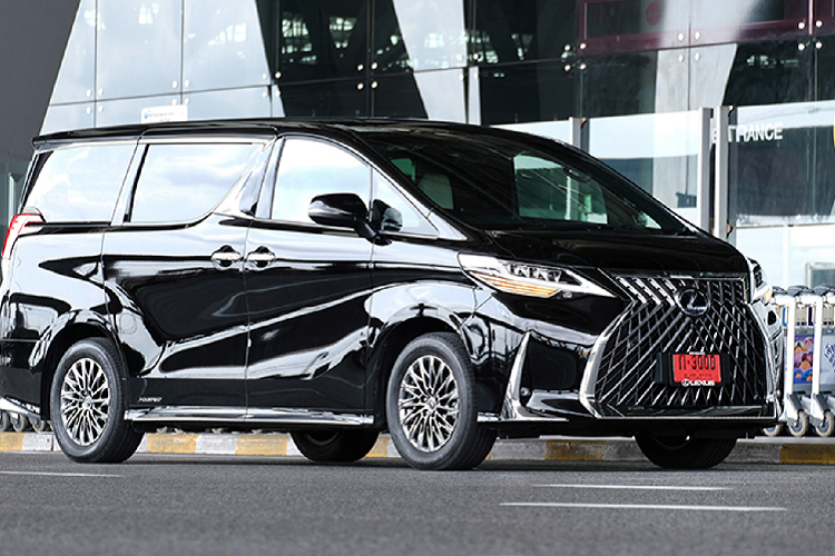 Ra mắt lần đầu hồi giữa tháng 4 năm ngoái, LM được đánh dấu là dòng xe minivan hạng sang đầu tiên của thương hiệu Lexus. Tương tự như hầu hết các dòng xe của Lexus được phát triển từ các dòng xe của Toyota, LM được phát triển từ nền tảng của mẫu xe minivan Toyota Alphard, tuy nhiên “nước sông không phạm nước giếng” giữa Toyota Alphard và Lexus LM hoàn toàn mới có một khoảng cách rất lớn về đẳng cấp.
