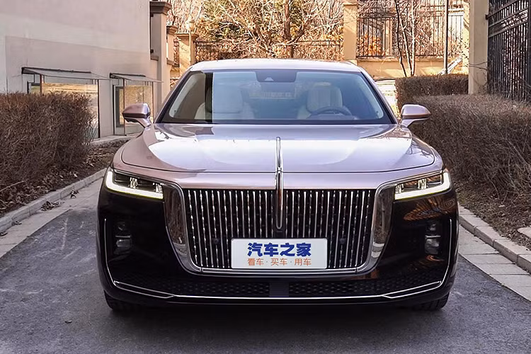 Mặt trước của Hồng Kỳ H9 nổi bật hơn nữa là cặp đèn LED ngày thanh mảnh chạy xung quanh viền lưới tản nhiệt và được kết nối với đèn pha Matrix LED. Logo cờ đỏ của Hongqi giờ đây đã được thiết kế trở thành một đường viền đỏ, mỏng và dẹt đặt chính giữa khu vực nắp capo và kéo dài xuống khu vực lưới tản nhiệt.