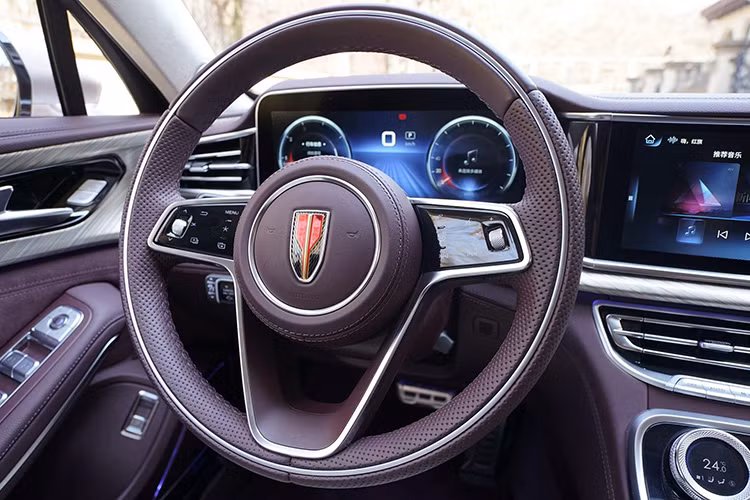 Ở bản cao cấp, Hồng Kỳ H9 sẽ được sơn với 2 màu phối nhau giống xe Rolls-Royce và Bentley. Thêm vào đó là đèn chờ dẫn đường, bật lên khi xe đứng im và tắt đi khi xe chạy. Đằng sau là 2 ghế thương gia nằm độc lập với nhau và được bọc da êm ái. Ghế này ngoài tính năng sưởi, làm mát và mát-xa còn đi kèm đệm bắp chân chỉnh điện. Nằm giữa 2 ghế sau là bệ tì tay trung tâm tích hợp cụm điều khiển dành cho hành khách.