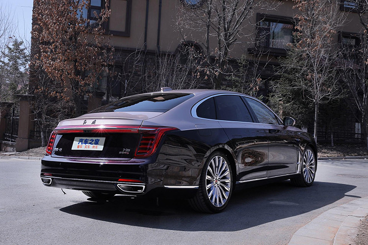 Hiện giá xe Hồng Kỳ H9 2021 dao động từ 309.800 - 539.800 Nhân dân tệ (khoảng 1,02 - 1,8 tỷ đồng) tại thị trường nội địa tỷ dân. . So sánh với các đối thủ ngoại nhập, Hồng Kỳ H9 không chỉ có lợi thế về mặt trang bị, thương hiệu nội địa mà còn gây hấn cả về giá bán cạnh tranh.