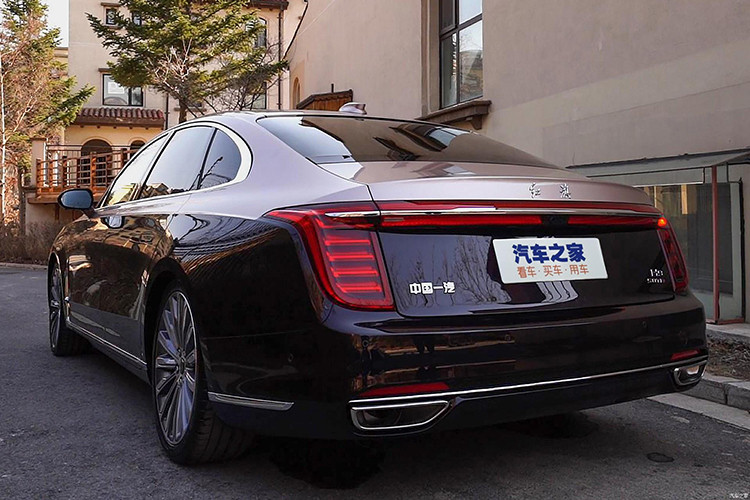 Bên sườn xe xuất hiện bộ vành la-zăng hợp kim 20 inch với tổng cộng 15 chấu, nằm trong lốp Michelin PS4 có kích thước 245/40 ZR20. Với chiều dài 5,2 mét và trục cơ sở hơn 3 mét, H9 cung cấp một không gian để chân “thênh thang” cho hàng ghế phía sau. Đặc biệt, Hồng Kỳ H9 sẽ được trang bị tay nắm cửa có thể "thò ra, thụt vào" khá hiện đại.