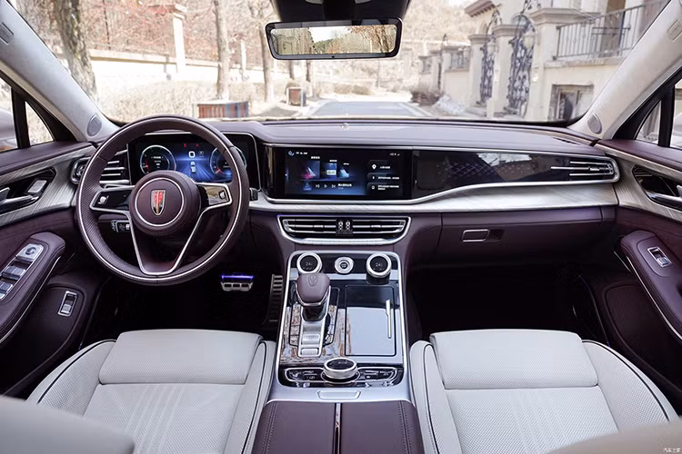 Khoang nội thất của xe tràn ngập các chi tiết da, gỗ và crôm, xuất hiện với 2 cụm màn hình thiết kế lớn để hiển thị thông số tốc độ - vòng tua và hệ thông tin – giải trí, hệ thống đèn viền nội thất, điều khiển cảm ứng và tùy chọn kiểu bố trí 4 ghề ngồi độc lập như các dòng Mercedes-Maybach.