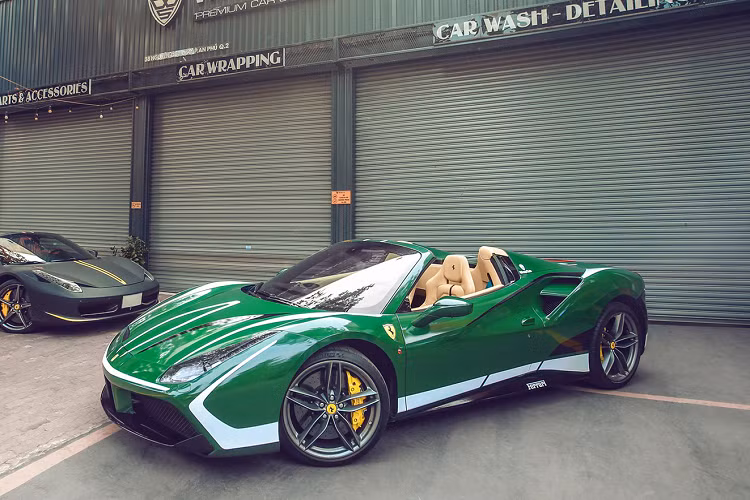 Hiện sau gần một năm định cư ở tỉnh Bình Phước, chiếc siêu xe mui trần Ferrari 488 Spider đã quay đầu về lại với Hà Nội. Đây là lần thứ 3 chiếc siêu xe mui trần Ferrari 488 Spider nguyên bản có màu xanh nước biển trở về Thủ Đô. Hai lần trước xe từ Hà Nội vào Nha Trang và tỉnh Bình Phước để định cư.