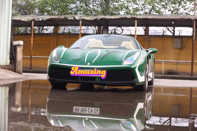 Mới đây, siêu xe Ferrari 488 Spider mui trần của một đại gia tại Bình Phước, nguyên bản có màu xanh nước biển đã bất ngờ về lại Hà Nội. Hai lần trước xe từ Hà Nội vào Nha Trang và tỉnh Bình Phước để định cư.