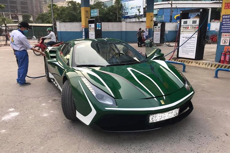 Ferrari 488 Spider mui trần từng thược sở hữu của một đại gia ở Bình Phước với bộ áo gây tranh cãi bất ngờ có mặt tại Hà Nội. Trong ảnh là siêu xe Ferrari 488 Spider đi đổ xăng trong mùa dịch Covid-19.