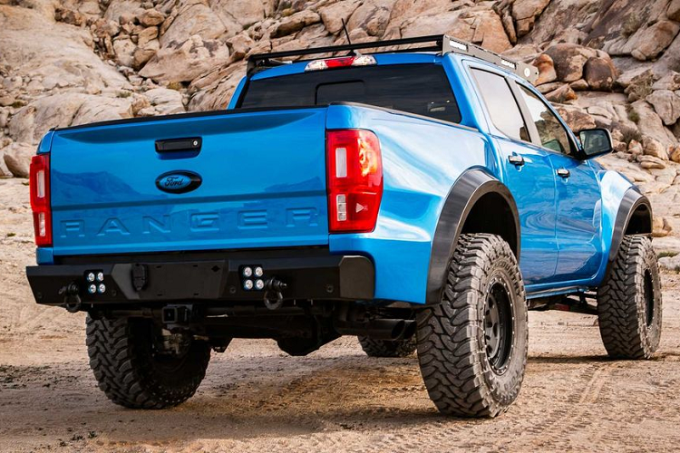 Danh sách nâng cấp cũng bao gồm một bộ body kit “cánh rộng”, sử dụng chất liệu sợi carbon đạt tiêu chuẩn dành cho máy bay, tăng bề ngang của chiếc bán tải lên tới 254 mm. Chất liệu siêu nhẹ này bên cạnh đó còn được sử dụng trên khu vực thùng xe, cũng như cửa bình nhiên liệu. Ở phía trước, bộ cản của Ranger đã được thay đổi với kiểu tạo hình góc cạnh.