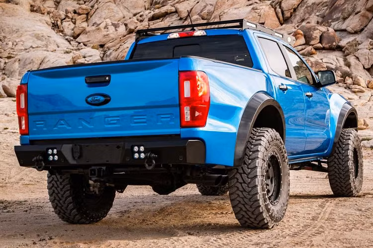 Danh sách nâng cấp cũng bao gồm một bộ body kit “cánh rộng”, sử dụng chất liệu sợi carbon đạt tiêu chuẩn dành cho máy bay, tăng bề ngang của chiếc bán tải lên tới 254 mm. Chất liệu siêu nhẹ này bên cạnh đó còn được sử dụng trên khu vực thùng xe, cũng như cửa bình nhiên liệu. Ở phía trước, bộ cản của Ranger đã được thay đổi với kiểu tạo hình góc cạnh.