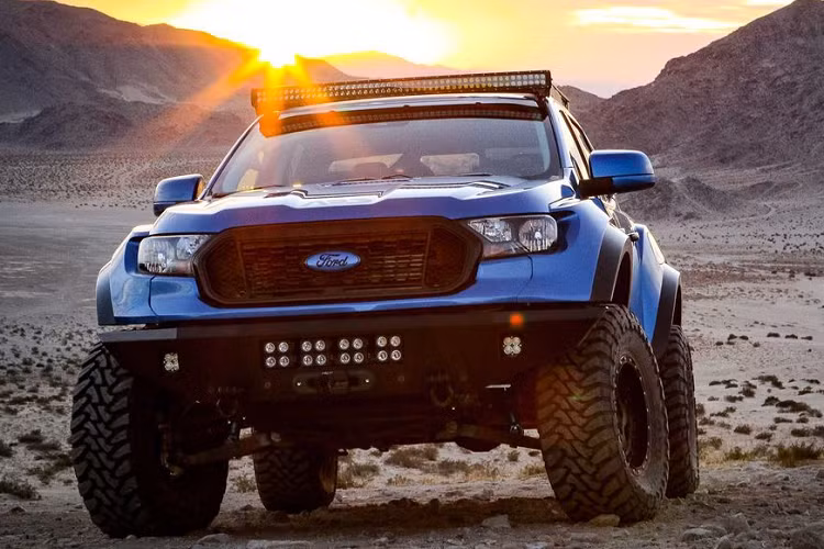 Với tên gọi ‘Prorunner’, chiếc bán tải Ford Ranger này đã được trang bị gói độ đến từ Automotive Performance Group (APG), với nhiều phụ kiện Off-road chuyên dụng.