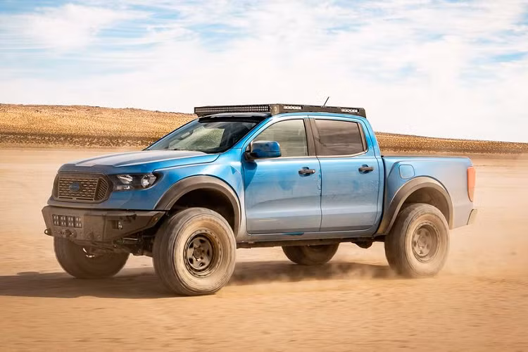 Ngoài ra, nhà Ford Ranger độ APG còn sở hữu một số tùy chọn trang bị bao gồm một bộ tời kéo của Warn, hệ thống đèn từ KC Flex ở phía trước, bộ cản sau bằng nhôm, và cuối cùng là giá đỡ nóc bằng nhôm, tích hợp hệ thống đèn chiếu sáng trước và hai bên.