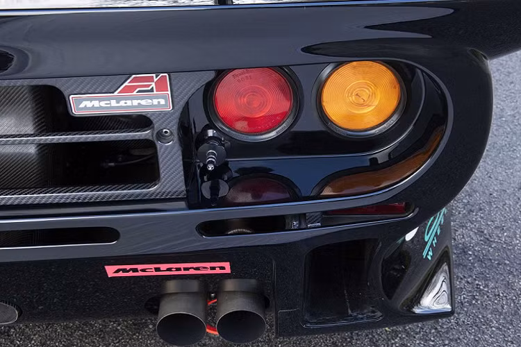 Sau khi nghỉ hưu khỏi các giải đua, chiếc McLaren F1 GTR này được biến đổi thành xe đường phố bởi Lanzante và Gordon Murray Design. Chiếc xe này hiện cũng được đi kèm với bộ chuyển đổi về nguyên bản, trở lại là một chiếc xe đua nếu chủ nhân mới không muốn sử dụng nó trên đường phố.