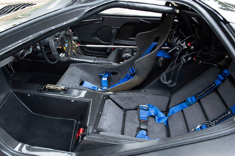 Tuy nhiên, hộp số sàn trên xe đã được thay thế bằng hộp số tuần tự 6 cấp do X-Trac cung cấp. Ở bản Longtail, McLaren đã giảm cân chiếc xe này đến mức chỉ còn nặng 910 kg.