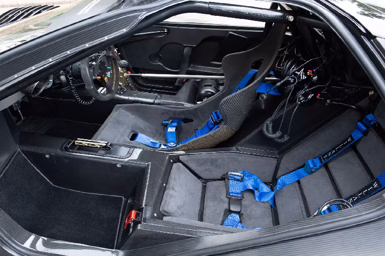 Tuy nhiên, hộp số sàn trên xe đã được thay thế bằng hộp số tuần tự 6 cấp do X-Trac cung cấp. Ở bản Longtail, McLaren đã giảm cân chiếc xe này đến mức chỉ còn nặng 910 kg.