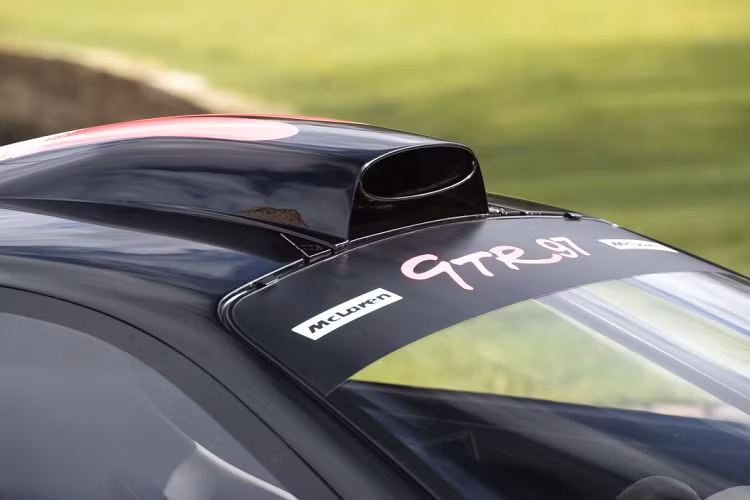 Trên biến thể Longtail ra mắt vào năm 1997, McLaren đã thực hiện một số sửa đổi quan trọng ở ngoại thất để chiếc xe trở nên khí động học hơn. Đúng với tên gọi Longtail, phần đầu xe và đuôi xe được kéo dài, cánh gió phía sau lớn hơn nhằm tăng tính khí động học. Khoảng sáng gầm xe cũng được nâng lên thành 70 mm thay vì chỉ 50 mm ở bánh trước và 60 mm ở bánh sau như thế hệ trước.