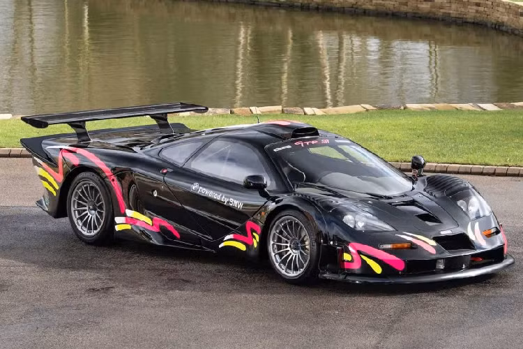 Nhiều biến thể của chiếc xe này được ra mắt. Đầu tiên là F1 cơ bản trước khi có sự xuất hiện của biến thể đua F1 GTR. Sau đó, F1 LM ra mắt nhằm kỷ niệm chiến thắng vang dội của McLaren F1 GTR vào năm 1995 tại Le Mans 24h. Cuối cùng là hai phiên bản nâng cấp F1 HDK và F1 GT cũng như F1 GTR Longtail, nhân vật chính trong bài viết này.