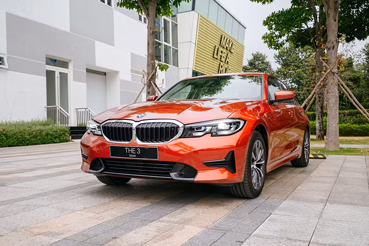 Cả 3 phiên bản này của BMW Series 3 thế hệ thứ 7 tại Việt Nam đều được nhập khẩu nguyên chiếc từ Đức. BMW Series 3 hoàn toàn mới có kích thước 4.709 x 1.827 x 1.442 mm, nghĩa là dài hơn 76 mm, rộng hơn 16 mm và cao hơn 1 mm so với thế hệ cũ. Sự gia tăng kích thước, đặc biệt chiều dài và rộng, đem lại cho Series 3 kiểu dáng vững chắc hơn.