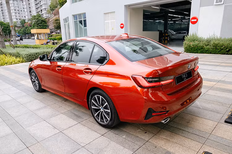 Trên các phiên bản 320i Sport Line Plus và 330i M Sport, cụm đèn trước LED có thiết kế hiện đại nhờ 2 cặp đèn LED sáng ban ngày hình chữ U. Ngoài ra, công nghệ chiếu sáng trên 2 phiên bản này cũng bổ sung thêm các tính năng đèn chiếu góc và mở rộng góc chiếu, đem tới tầm nhìn tối ưu khi vào cua ở mọi dải tốc độ. Series 3 mới là mẫu xe duy nhất trong phân khúc có chức năng điều chỉnh đèn pha/cốt tự động được trang bị tiêu chuẩn cho tất cả các phiên bản.