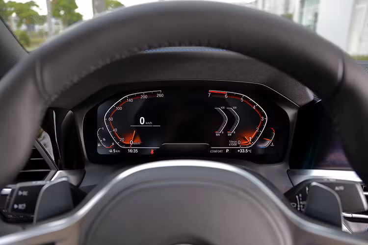 Về truyền động, bộ đôi phiên bản BMW 320i Sport Line và 320i Sport Line Plus mới đều sử dụng chung động cơ 4 xy-lanh 2.0L tăng áp kép, tương đồng bản 330i nhưng công suất được giới hạn ở mức 184 mã lực và 300 Nm mô-men xoắn. Đi kèm với đó là hộp số tự động 8 cấp và hệ dẫn động cầu sau.