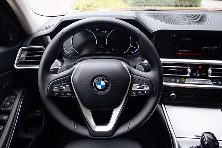 Sự khác biệt giữa nội thất 320i và 330i nằm ở trang bị BMW Live Cockpit Plus, cụ thể trên 320i Sport Line Tiêu Chuẩn BMW Live Cockpit Plus sử dụng hệ điều hành iDrive 6.0 cùng với màn hình cảm ứng trung tâm 8,8 inch và bảng đồng hồ tích hợp màn hình màu 5,7 inch. Những trang bị tiêu chuẩn khác bao gồm núm xoay điều khiển iDrive Touch, hệ thống định vị và dẫn đường, hai cổng USB để truyền dữ liệu, hỗ trợ kết nối Apple CarPlay không dây và WiFi.