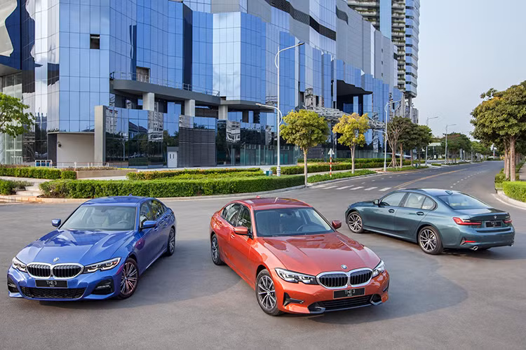 Tại buổi lễ ra mắt trực tuyến 10 dòng xe mới của BMW tại Việt Nam, Thaco đã giới thiệu bộ ba biến thể mới của dòng BMW 3-Series 2020 mới, bao gồm 320i Sport Line; 320i Sport Line Plus và 330i M-Sport. Thực tế, hai biến thể 320i Sport Line và 320i Sport Line Plus là những biến thể mới được bán ra tại thị trường trong nước. Riêng 330i M-Sport vẫn giữ nguyên từ thế hệ trước nhưng được nâng cấp thêm về trang bị.