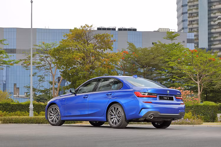 Về an toàn và hỗ trợ lái, hệ thống Park Distance Control (PDC) với các cảm biến trước và sau xe cùng camera lùi trên các phiên bản 320i Sport Line và 320i Sport Line Plus sẽ cung cấp các cảnh báo bằng âm thanh và hình ảnh để tránh va chạm với các chướng ngại vật. Cùng với đó, hệ thống hỗ trợ đỗ xe Parking Assistant có thể lựa chọn và tự động đưa xe vào những vị trí đỗ xe vuông góc hoặc song song.