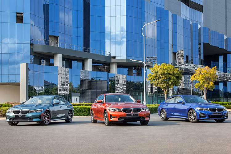 Với mức giá BMW 320i Sport Line mới khởi điểm 1,899 tỷ đồng, hai phiên bản còn lại là 320i Sport Line Plus, 330i M-Sport có giá tương ứng 2,179 và 2,499. Mức giá này giúp dòng 3 Series đã trở nên dễ tiếp cận hơn so với trước đó. Tuy nhiên, giá bán khởi điểm của BMW 3 Series mới chính hãng tại Việt Nam vẫn cao hơn khá nhiều so với đối thủ Mercedes-Benz C-Class lắp ráp trong nước có giá bán từ 1,399 tỷ đồng.