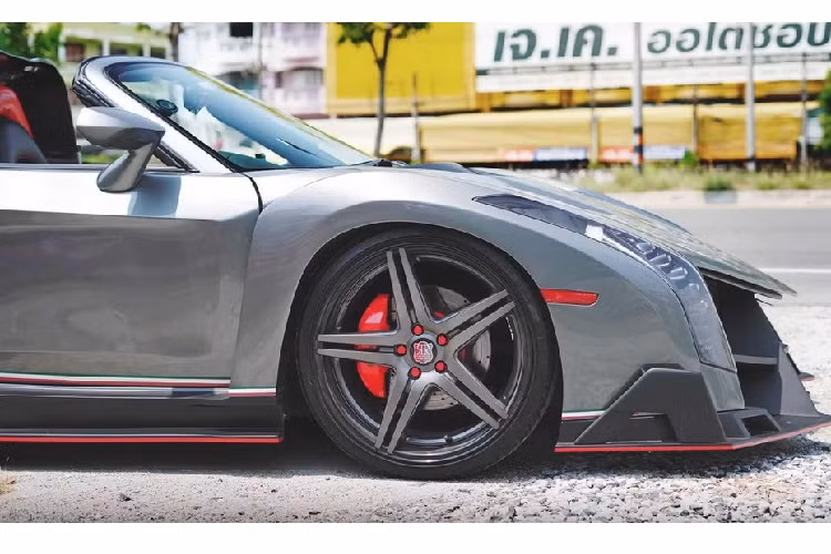 Thực tế là trên thế giới có tồn tại vô số những công ty độ xe, những cá nhân độ xe với trí sáng tạo và tài năng tuyệt vời. Một trong số đó là P.S. Modify ở Thái Lan, một xưởng độ xe biết biến hóa những chiếc xe thể thao “tầm thường” từ cách đây hàng thập kỷ thành những chiếc siêu xe Ý “nhái”.