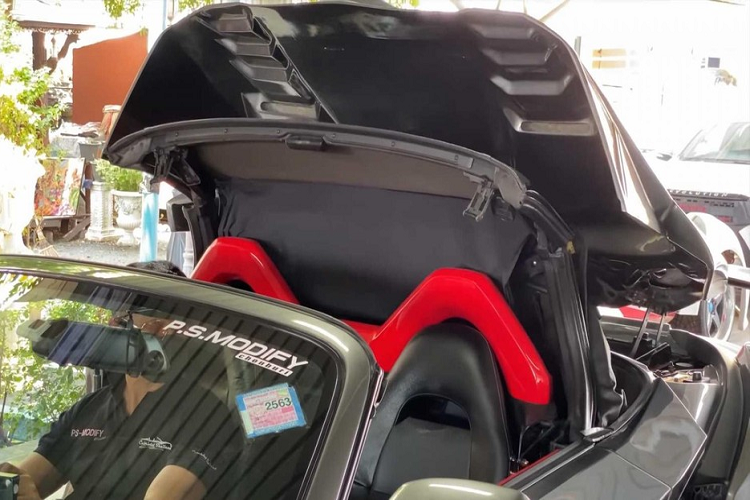 Với số tiền tương đương 36.000 USD (tương đương 850 triệu đồng) và một chiếc Toyota MR2 đời cũ làm cơ sở, khách hàng sẽ nhận được một bộ body kit mới toàn phần, động cơ độ, nội thất tái thiết kế, cửa mở sành điệu, và hơn thế nữa. Nói một cách khác, chiếc xe độ là một sản phẩm hoàn toàn mới từ trong ra ngoài chứ không chỉ đơn giản là một bộ body kit.