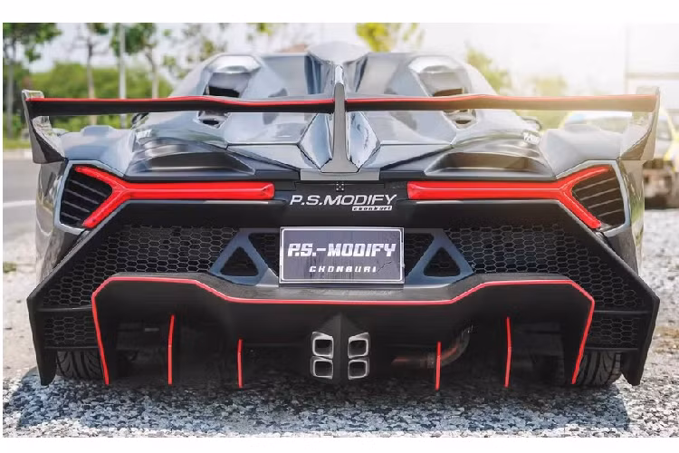 Ấn tượng hơn nữa, P.S. Modify không chỉ biết làm nhái Toyota thành Lamborghini. Trong xưởng có ít nhất hai chiếc Ferrari nhái – một dựa trên Toyota MR2 và một chiếc khác dùng Honda Prelude làm cơ sở – một chiếc Porsche Carrera GT nhái, và cả một chiếc McLaren nhái, nó cũng thành quả mới nhất của họ. Hầu hết các sản phẩm của P.S. Modify cũng đều được làm thủ công.