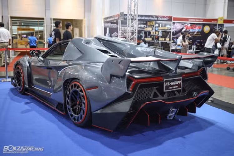 Không chỉ biết độ nhái siêu Lamborghini, P.S. Modify còn biết độ nhiều kiểu siêu xe khác. Người ta vẫn thường chỉ trích, chê bai những chiếc xe nhái, đặc biệt là những chiếc bắt chước phong cách của các siêu xe đắt giá, nhưng những sản phẩm từ P.S.