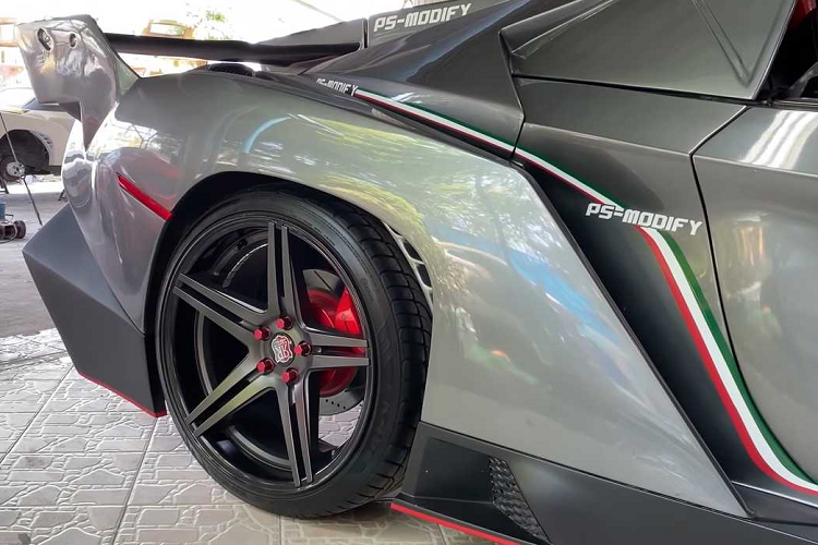 Modify dường như đã đưa ý tưởng độ xe nhái lên một đẳng cấp khác, mang đến động cơ nâng cấp, nội thất tái thiết kế, và nhiều thứ khác, qua đó giúp mỗi chiếc xe có một dáng vẻ độc nhất từ trong ra ngoài.