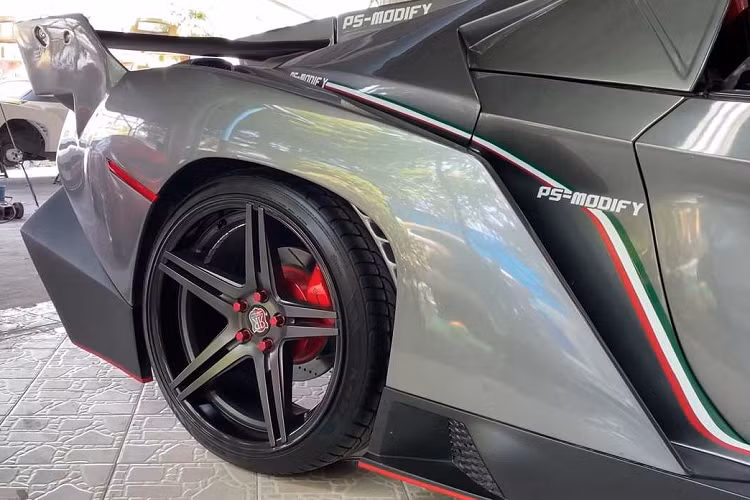 Modify dường như đã đưa ý tưởng độ xe nhái lên một đẳng cấp khác, mang đến động cơ nâng cấp, nội thất tái thiết kế, và nhiều thứ khác, qua đó giúp mỗi chiếc xe có một dáng vẻ độc nhất từ trong ra ngoài.