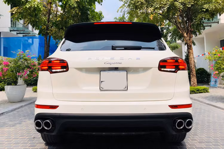 Mẫu xe sang Porsche Cayenne đời 2015 sở hữu kích thước tổng thể với các số đo dài x rộng x cao lần lượt là 4.855 x 1.939 x 1.705 mm và chiều dài cơ sở của xe đạt 2.895 mm. La-zăng 18 inch được trang bị cho phiên bản Cayenne S.