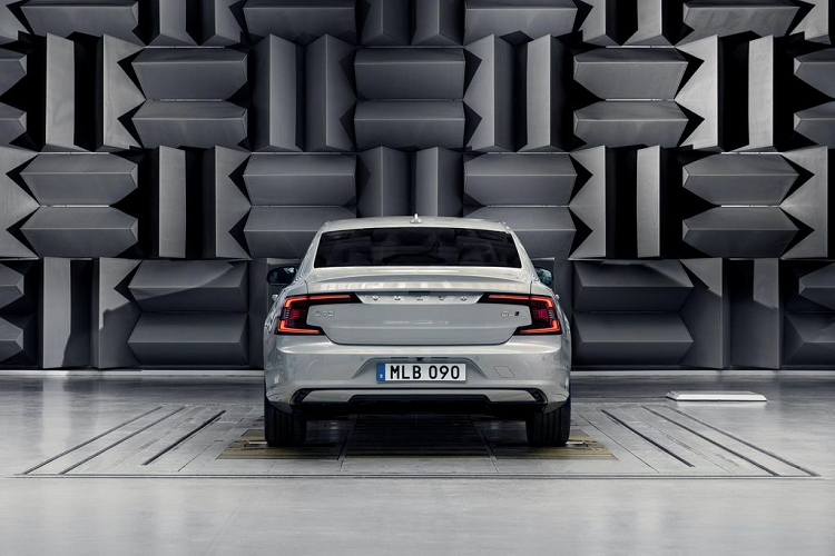 Bên cạnh đó, Volvo cũng đã bổ sung hệ thống Làm sạc Không khi Nâng cao (AAC) với cảm biến hạt PM 2.5. Lần đầu được phát triển dành cho thị trường Trung Quốc, hệ thống này cho phép người dùng theo dõi chất lượng không khí bên trong khoang cabin thông qua 1 màn hình trung tâm. Đặc biệt, nghiên cứu này có khả năng làm sạch không khí bên trong, khử hầu hết các hạt bụi mịn, bụi nhỏ chỉ trong vài phút.